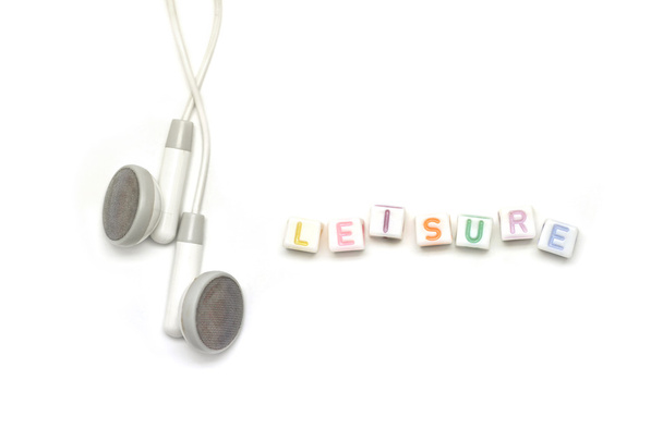 białe słuchawki douszne z alfabetu wypoczynek - Zdjęcie, obraz