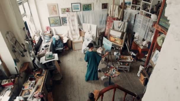 Широкий обзор художника в ее студии
 - Кадры, видео