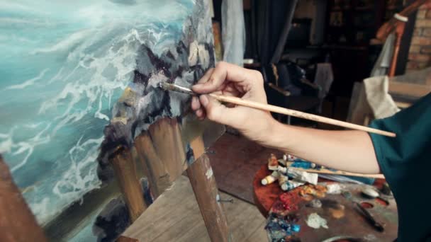 Женщина художник рисует картину
 - Кадры, видео