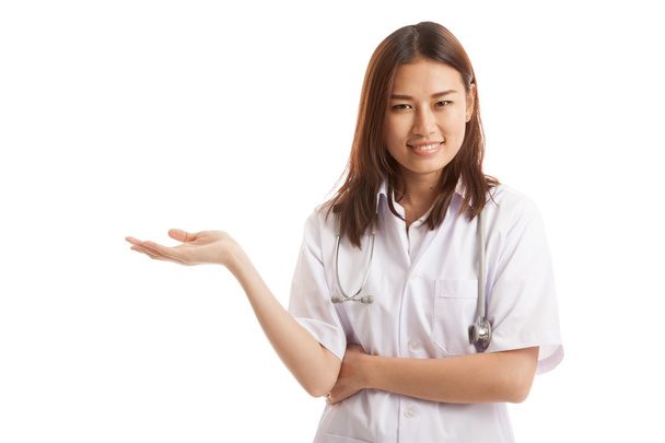 Asian young female doctor show something on her hand. - Foto, imagen