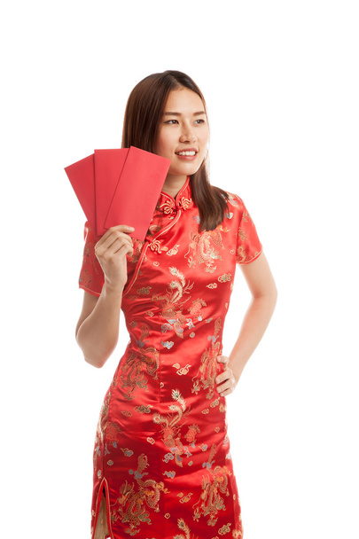 Asian girl in chinese cheongsam dress with red envelope. - Фото, зображення