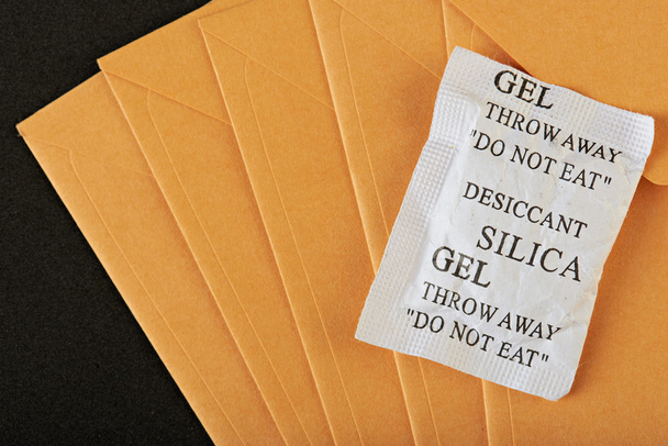 pacote de sílica gel no envelope amarelo
 - Foto, Imagem
