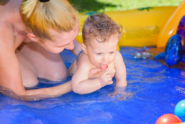 Семейный момент в бассейне
 - Фото, изображение