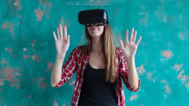 Mladá žena hrát videohry s headsetem lepenkové virtuální reality - Záběry, video