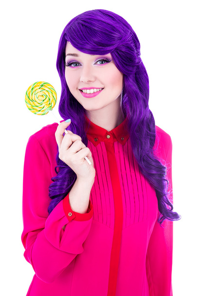 bella donna con la parrucca di capelli viola che tiene lollipop variopinto ho - Foto, immagini