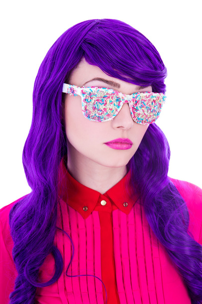 szép nő, lila haj és a hatálya alá tartozó színes szemüveg - Fotó, kép