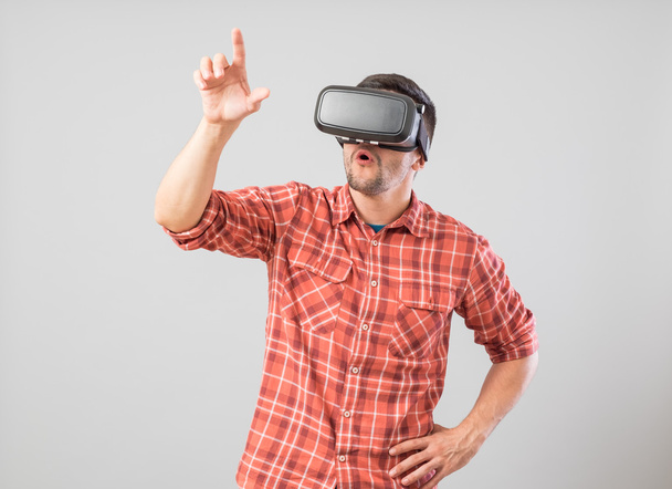 Man with virtual reality glasses showing gesture - Foto, Bild