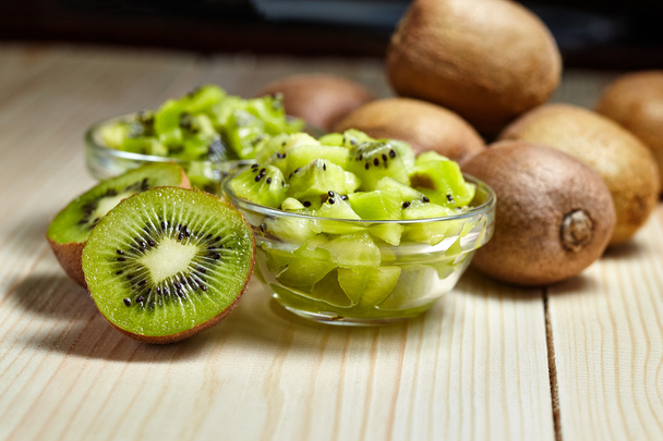 Une nourriture saine. Fruits tropicaux. Kiwi entier et tranché. Kiwis
.  - Photo, image