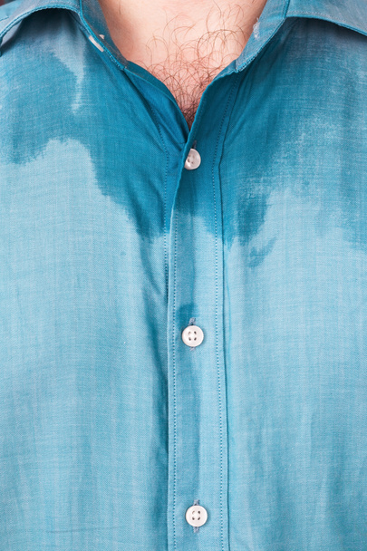 Point de sueur sur la chemise à cause de la chaleur, des soucis et de la méfiance
 - Photo, image