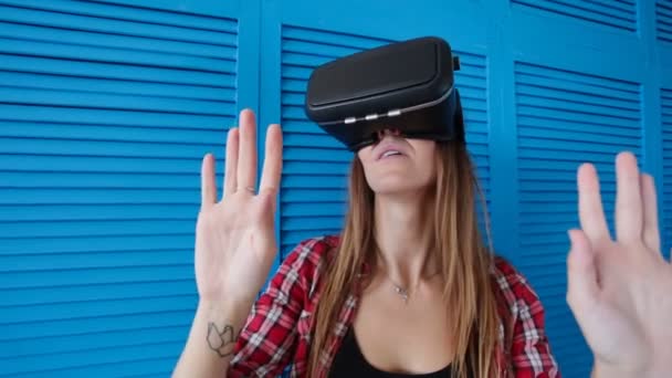 happy young woman with virtual reality headset - Footage, Video