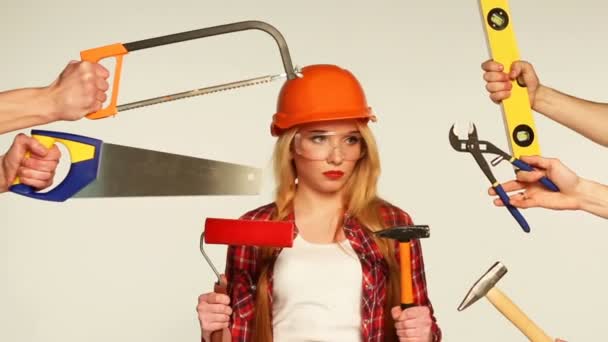 Девушка строитель и руки вокруг нее со строительными инструментами в них на белом фоне
 - Кадры, видео