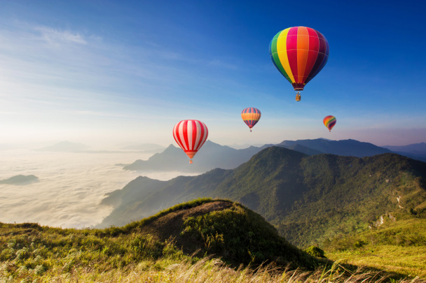 Des montgolfières colorées survolant la montagne
 - Photo, image