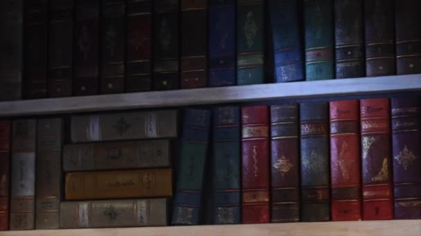 Antieke boeken op de boekenplank beweging - Video