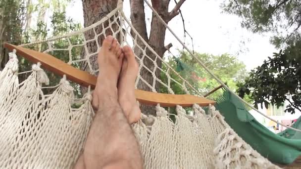 Stopy osoby odpoczynek w hamaku - Materiał filmowy, wideo