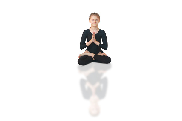 klein meisje mediteren - Foto, afbeelding