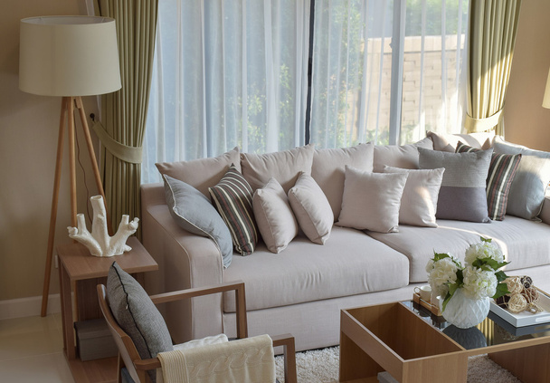 moderne woonkamer met sofa en houten lamp thuis - Foto, afbeelding