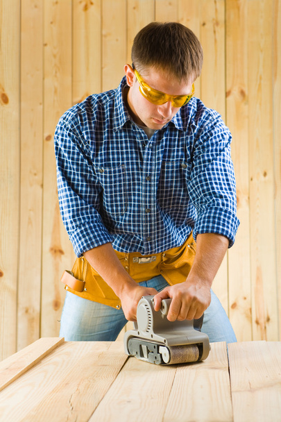Men works with detail sander - Foto, Bild