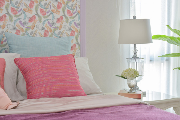 Colorato stile romantico biancheria da letto con bella testiera modello e lampada da lettura di base in cristallo
 - Foto, immagini