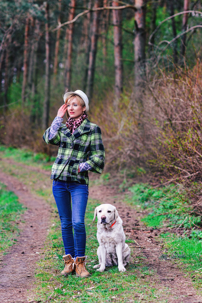 Молодая девушка с собакой в лесу
 - Фото, изображение