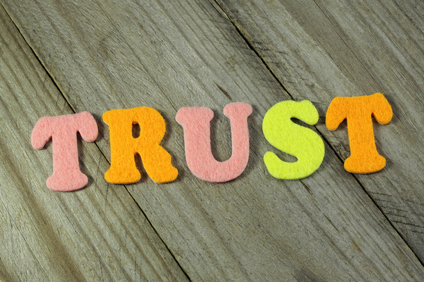 λέξη εμπιστοσύνη σε φόντο ξύλινη - Φωτογραφία, εικόνα