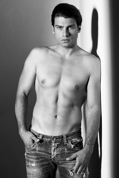 Hombre musculoso sin camisa en jeans en blanco y negro
 - Foto, Imagen