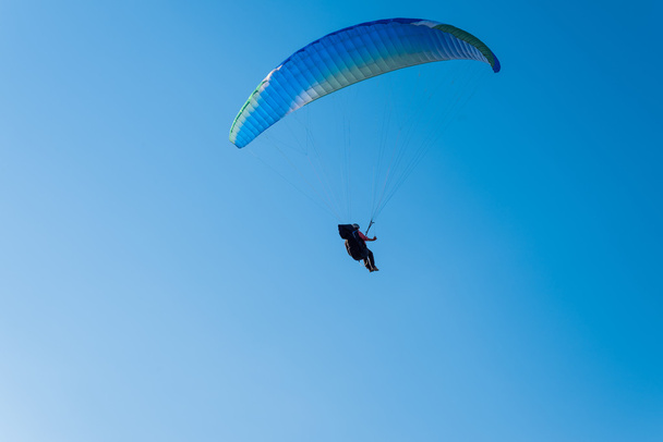 paragliden in de lucht - Foto, afbeelding