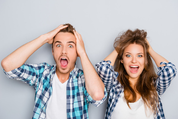 Portrait of surprised man and woman screaming and touching hair - Fotoğraf, Görsel