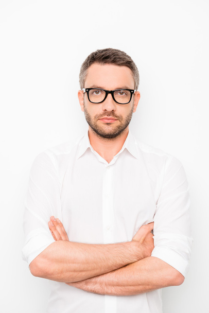 Portrét jistý úspěšný muž v brýlích a bílé shi - Fotografie, Obrázek