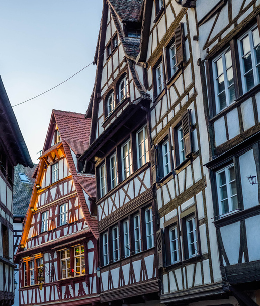 Casas alsacianas de entramado de madera en el barrio de Petite France, Estrasburgo
 - Foto, Imagen