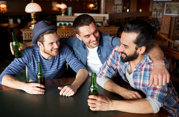 happy male friends drinking beer at bar or pub - Fotoğraf, Görsel