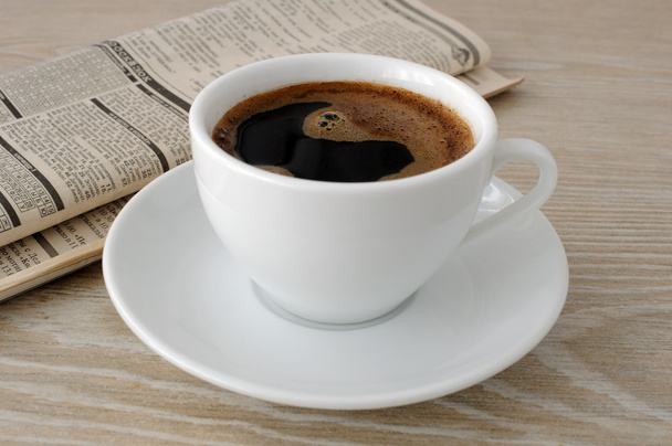 杯のコーヒーと新聞 - 写真・画像