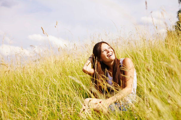 Досить усміхнена дівчина літо на відкритому повітрі
 - Фото, зображення