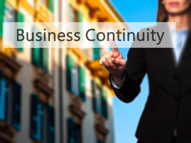 Business Continuity - Imprenditrice premendo high tech moderno b
 - Foto, immagini