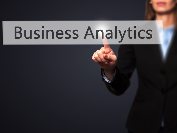 Business Analytics - Businesswoman presionando alta tecnología moderna bu
 - Foto, imagen