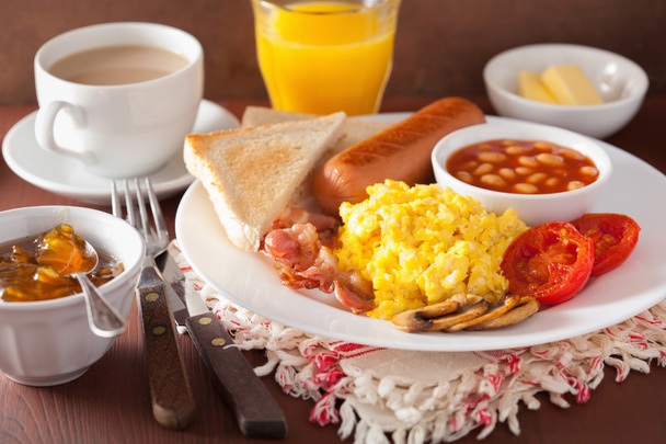 kompletní anglická snídaně s míchaná vajíčka, slanina, klobása, fazole - Fotografie, Obrázek