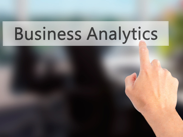 Business Analytics - kéz egy gombnyomásra a homályos háttere - Fotó, kép