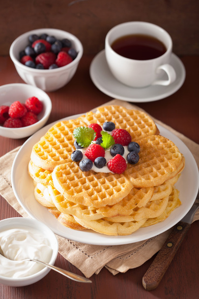 Waffle Creme fraiche ve kahvaltı için çilek ile - Fotoğraf, Görsel