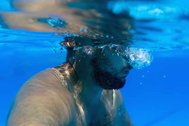 Homem com Barba Piscina subaquática Jovem barba homem com óculos Subaquático
 - Foto, Imagem
