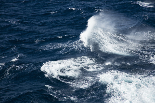 Mares ásperos y olas
 - Foto, Imagen