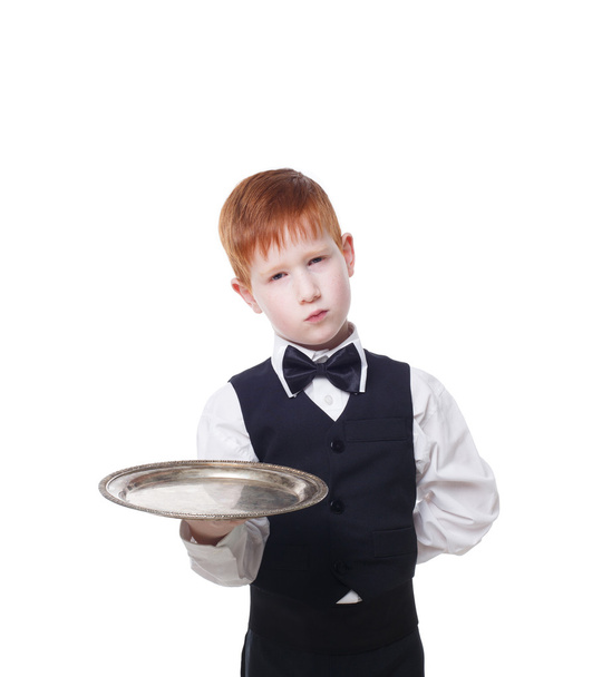 Pieni surullinen poika tarjoilija seisoo tyhjä tarjotin tarjoillaan
 - Valokuva, kuva