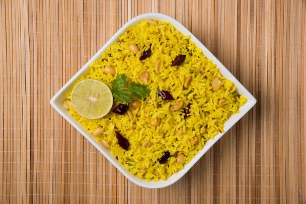 citromos rizs, curry levél és a tálban, hideg vörös közelről - Fotó, kép
