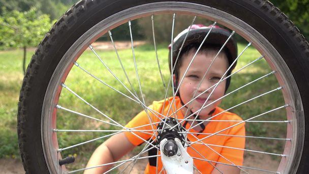 Jongen spinnen fietswiel - Foto, afbeelding
