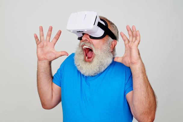 Man in virtual reality bril bang voor 3D-beeld dat hij ziet - Foto, afbeelding