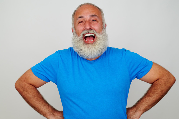 Retrato de un anciano guapo y risueño con barba blanca
 - Foto, Imagen