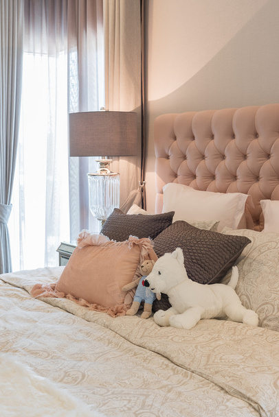 Luxusní ložnice design s klasickou lampu - Fotografie, Obrázek