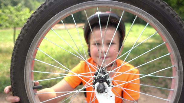 自転車の車輪を回転少年 - 写真・画像