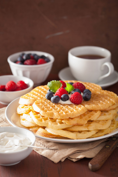Waffle Creme fraiche ve kahvaltı için çilek ile - Fotoğraf, Görsel