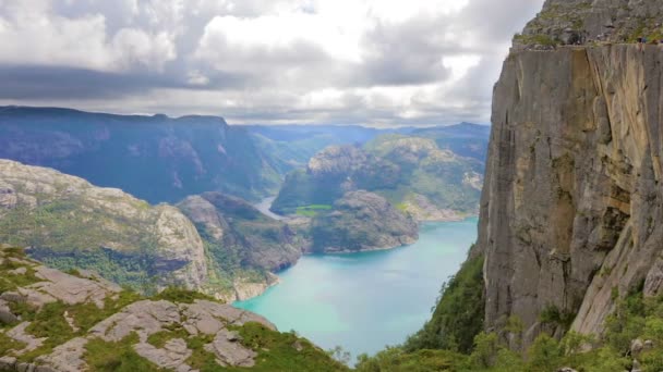 Toeristen wandelen aan de Preikestolen klif in lysefjorden Noorwegen - Video