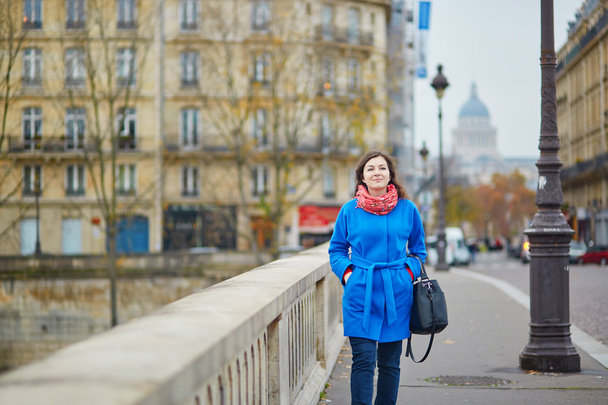 Beautiful young tourist in Paris on a fall or spring day - Foto, afbeelding