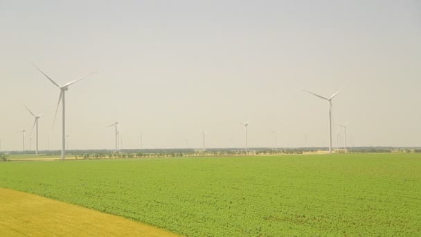 Windkraftanlage auf einem Weizenfeld im Sommer - Filmmaterial, Video